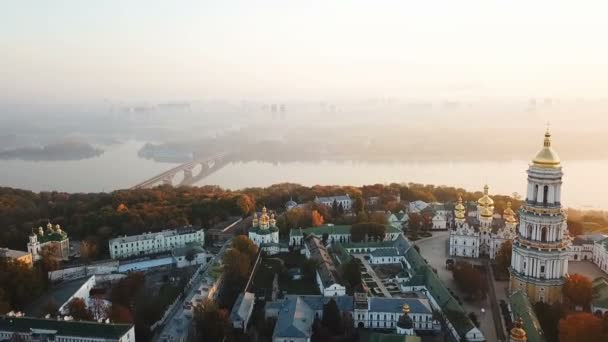 Kiev Pechersk Lavra, rider Dnipro en brug. Trafic auto en metro verplaatsen over de brug — Stockvideo