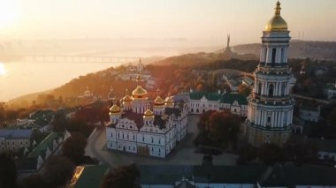 Kiyv Ukrayna başkenti. Kiev Pechersk Lavra. Hava dron video görüntüleri. Binici Dnipro görünümüne ve köprü. Sis ve gündoğumu ışık. Şaşırtıcı görünümü. altın güneş ışığı