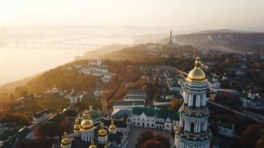 Kiyv Ukrayna başkenti. Kiev Pechersk Lavra. Hava dron video görüntüleri. Binici Dnipro görünümüne ve köprü. Sis ve gündoğumu ışık. Şaşırtıcı görünümü. altın güneş ışığı