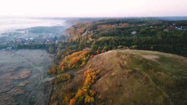 Hava video görüntüleri. Güzel sonbahar kırsal doğası. Hill yol üstünde tepe ve arka plan üzerinde Köyü