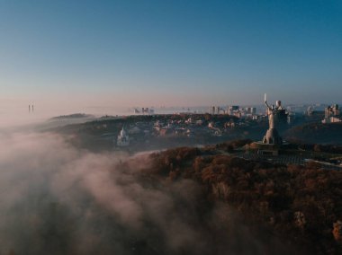 Vatan anıt. Gidilecek Kiev Ukrayna sermaye popüler turistik yerler. Üst Aeriel dron fotoğraf. Foggy sonbahar sabahı Kiev
