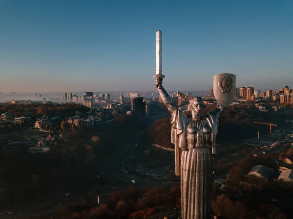 De mest populära turistorterna i Kiev Ukraina platser för att besöka The moderlandet Monument. Antenn drönare foto av enorm stål staty av kvinna med sköld och svärd — Stockfoto