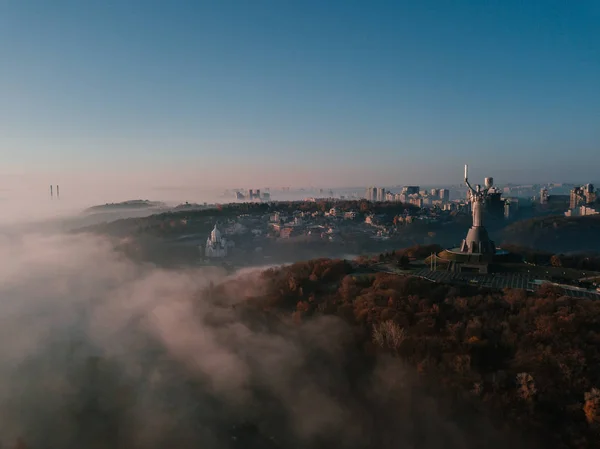 Het Monument van het moederland. Kiev Oekraïense hoofdstad populaire toeristische plaatsen om te bezoeken. Aeriel drone foto vanaf de bovenkant. Foggy ochtend van de herfst in Kiev — Stockfoto