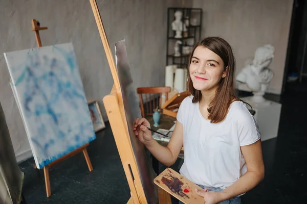 Szczęśliwy uśmiechający się artysta malarz młode piękne dziewczyny. Tworzenie procesu roboczego. Malowanie na sztalugach. Zainspirowany pracy. Kompozycja pozioma — Zdjęcie stockowe