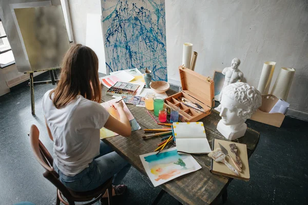 Processo di lavorazione artistica. Pittura ad acquerello. Laboratorio creativo — Foto Stock