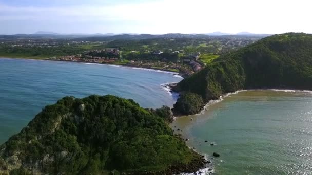 Hügel brasilien ponta do pai vitorio buzios, rio de janeiro, videomaterial aus der luft drohne — Stockvideo