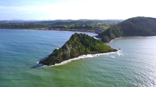 Атлантический океан и холмы Бразилии Понта-ду-Пай-Виториу-Бузиос, Рио-де-Жанейро, видеосъемка с дрона — стоковое видео