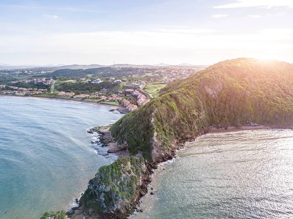 Krásné divoké pláže v Brazílii. Atlantický oceán a hory Brazílie Ponta do Pai Vitorio Buzios, Rio de Janeiro, letecké dron Foto shora — Stock fotografie