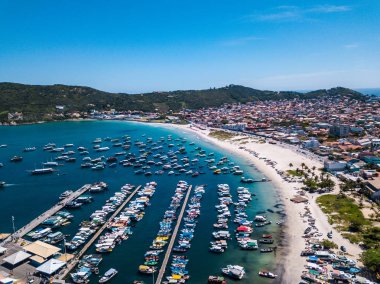 Dos Anjos Arraial Praia do Cabo Brezilya. Şehir plaj ve balıkçı tekneleri