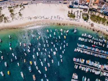 Arraial Cabo Brezilya var. Praia dos Anjos. Hava dron fotoğraf yukarıda. Beach okyanus ve balıkçı tekneleri.