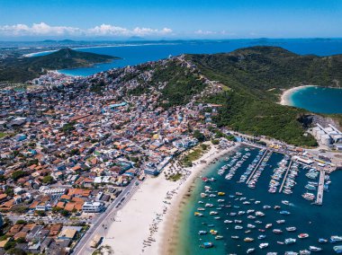 Güzel şehir Arraial Cabo Brezilya do. Praia dos Anjos. Hava dron fotoğraf yukarıda. Dağlar okyanus ve balıkçı tekneleri.