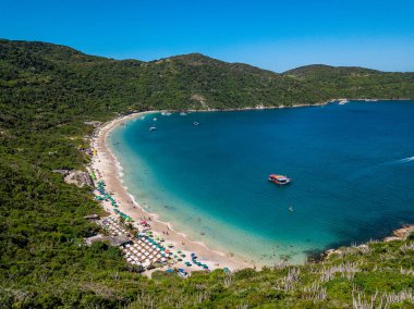 Brezilyalı beach Prainhas Pontal de Atalaia Arraial Cabo Rio de Janeiro Brezilya devlet yapmak. Yukarıdan hava dron fotoğraf