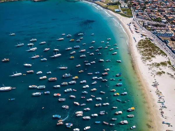 Rybářské lodě v modré vodě. Brazilské město Arraial do Cabo a pláž Praia dos Anjos — Stock fotografie