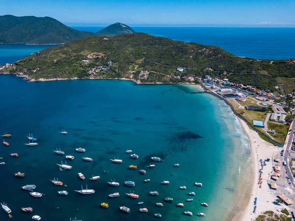 Arraial do cabo brasil. praia dos anjos. Luftbild einer Drohne von oben. Strand Ozean und Fischerboote. blauer Himmel und Wasser — Stockfoto