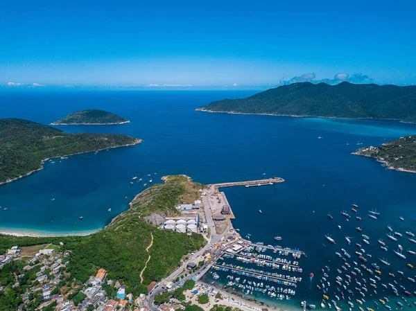 Città brasiliana con una bella natura. Oceano e montagne. Prainhas do Pontal de Atalaia e Praia dos Anjos a Arraial do Cabo — Foto Stock