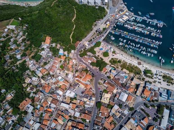 Letecký snímek města, oceán a hory. Pohled shora na ulicích Arraial Cabo brazilského státu Rio de Janeiro — Stock fotografie