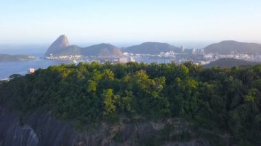 Hava dron video görüntüleri Rio de Janeiro Brezilya. Sugarloaf dağ şehir çizgi, dağ ve plajlar.