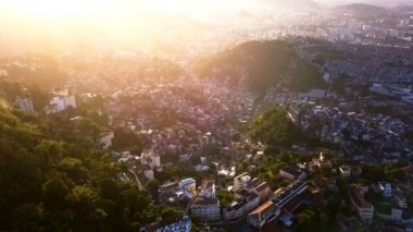 Rio de Janeiro Brezilya Hava video görüntüleri şehir. Zavallı favelas ev tepelerde dar sokaklarında. Güzel altın saat gün batımı arka ışık