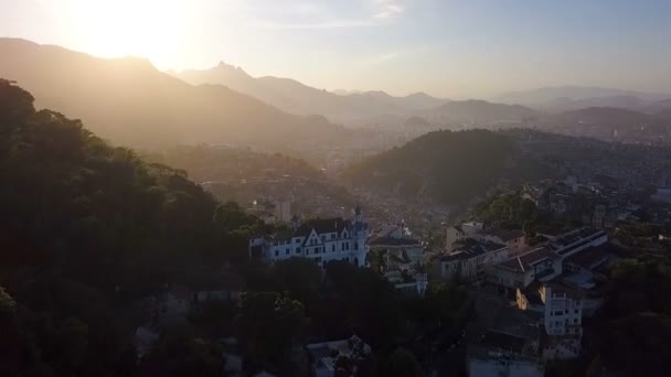 Filmagem em vídeo aéreo da cidade Rio de Janeiro Brasil. ruas estreitas da casa de favelas pobres nas colinas. Belas horas douradas luz de fundo do sol — Vídeo de Stock