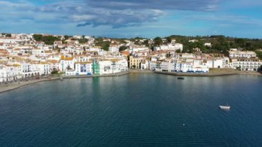 Cadaques deniz kenarında güzel İspanyol şehir. Punta de sa Costa. Video görüntüleri. Plaja denizde hava dron kamera taşır
