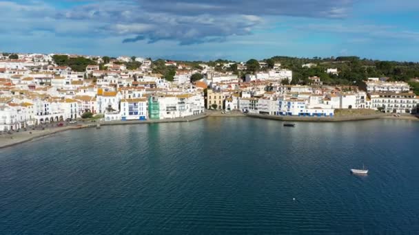 Кадаки красивый испанский город у моря. Punta de sa Costa. Видеозапись. Воздушная камера дрона удаляется от пляжа на море — стоковое видео