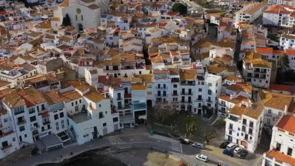 スペイン カダケスの空撮。居心地の良い美しい住宅街と瓦屋根。無人カメラのビデオ映像が接近します。日当たりの良い昼光. — ストック動画