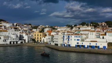 Cadaques İspanya'nın havadan panoramik görünümü. Martılar kamera yakın uçun. Video görüntüleri 4k.