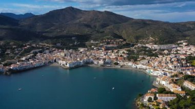 Cadaques İspanya'nın havadan uçak video görüntüleri. kamera sahil boyunca taşır. güneşli gün ışığı