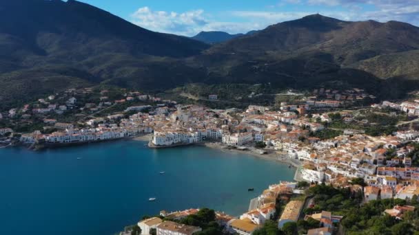 Imágenes de vídeo de aviones no tripulados de Cadaques España.La cámara se acerca a la ciudad. luz del día soleada. Montañas y la ciudad — Vídeo de stock