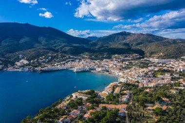 Hava panoramik şehir Cadaques, deniz ve dağlar, deniz kenarında güzel İspanyol küçük şehir. Cityscape dron fotoğrafı