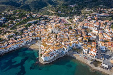 Cadaques İspanya. Dali city. yukarıdan hava üstten görünüm. Picturesque çarşaf evler, kiremitli çatıları ve Akdeniz kıyısında bir kilise