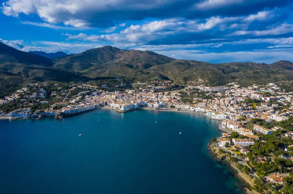 Vista panorámica aérea de la ciudad Cadaques, mar y montañas, Hermosa ciudad española junto al mar — Foto de Stock