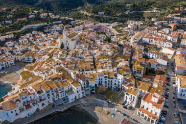 Güzel İspanyol şehir Cadaques. Hava dron fotoğraf yukarıda. Rahat beyaz evleri ve dar sokakları