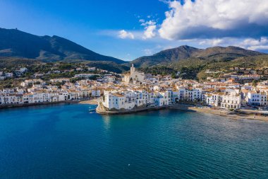 Cadaques küçük cizy şehir İspanya deniz inanılmaz hava panorama fotoğraf. Güneşli gün ve büyük bulutlar. Dağlar. Doğa