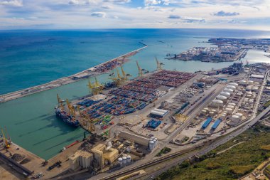 Bağlantı noktası barcelona ile renkli kargo gemi konteyner