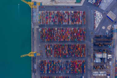 intermodal nakliye konteyner havadan görünümü yukarıdaki. Bağlantı noktası ekipman ve Vinçler. Mavi deniz ve renkli kapsayıcılar