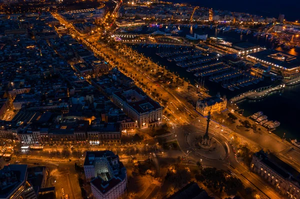 Nocne zdjęcie lotnicze port vellof z jachtów, Barceloneta, centrum Barcelony i drogi z ruchu samochodowego. Widok z lotu ptaka drone Zdjęcia. — Zdjęcie stockowe