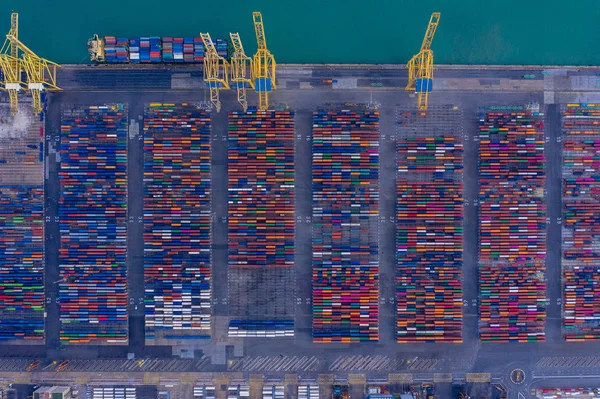 Envío de contenedores en el puerto desde arriba. Foto aérea original inusual . — Foto de Stock