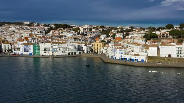 Panorama Flygfoto över Cadaques Spanien. måsarna flyger nära kameran. Videofilmer 4k. Dali stad — Stockvideo