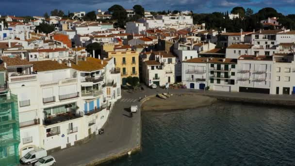 Cadaques Spanien. Antenn drönare video filmer av kameran närmar sig staden. soligt dagsljus. — Stockvideo