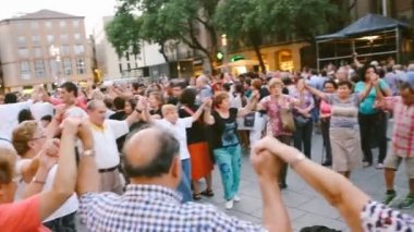 İnsanlar plaza Barcelona İspanya sokakta dans ediyor. Yaz gecesi. Festivaller. Düzenleme video görüntüleri