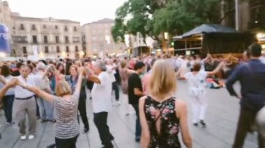 Sarışın kız dans kalabalık Barcelona İspanya yürür. Yaz gecesi. Festivaller. Düzenleme video görüntüleri
