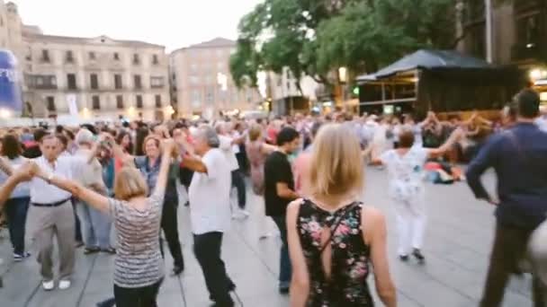 Chica rubia camina a través de la multitud de baile Barcelona España. Noche de verano. Fiestas. Filmación de vídeo editorial — Vídeo de stock