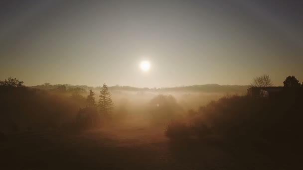 Hermosa mañana de niebla dorada. casa y pueblo. Rayos del amanecer volando ave. Imágenes de video. Retroiluminación. Aérea. vacaciones rurales — Vídeo de stock