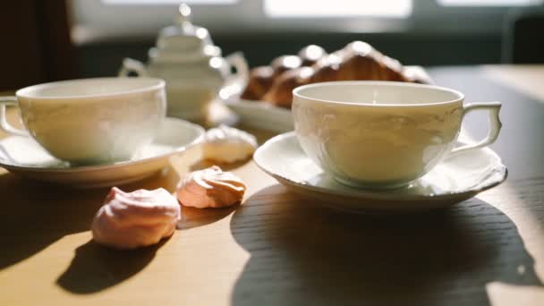 Tea cups öntenek. Gyönyörű légköri gőz. Vasárnap reggel. Croissant-t és desszerteket. Videofelvétel — Stock videók