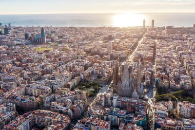 Barselona Ispanya 'nın havadan panoramik görünümü. Barceloneta, plaj, deniz, Katedral, tarihi merkez, Gotik çeyrek