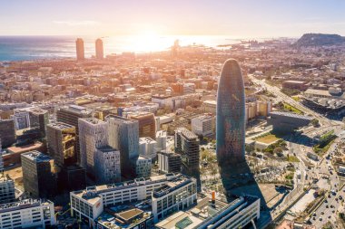 Barselona 'nın teknolojik bölgesinin havadan görünümü, Katalonya, Ispanya. Torre GL Ries Torre Agbar. Yaz saati