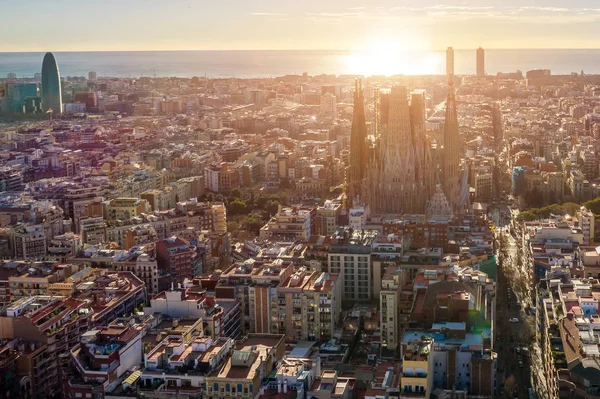 Barcelona, Spanien. Utsikt från luften. Heliga familjens kyrka. Stads utsikt. — Stockfoto