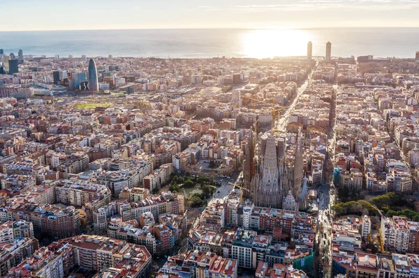 Vista panorámica aérea de Barcelona España. Barceloneta, playa, mar, catedral, centro histórico, barrio gótico — Foto de Stock