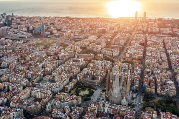 Antenn panorama utsikt över Barcelona Spanien. Barceloneta, strand, hav, katedral, historiska centrum, gotiska kvarter — Stockfoto